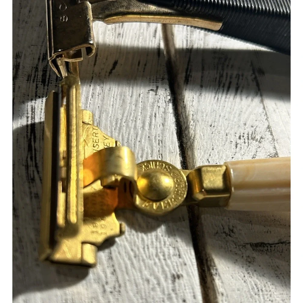 Vintage Hickok‎ Commuter Leather Zip W/3 Old Gillette Schick Razors Top Cowhide